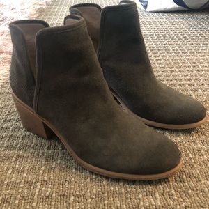 Hinge ankle boots